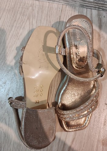 Klasik Şıklıkta Altın Tokalı Topuklu çocuk Ayakkabı - Görsel 3