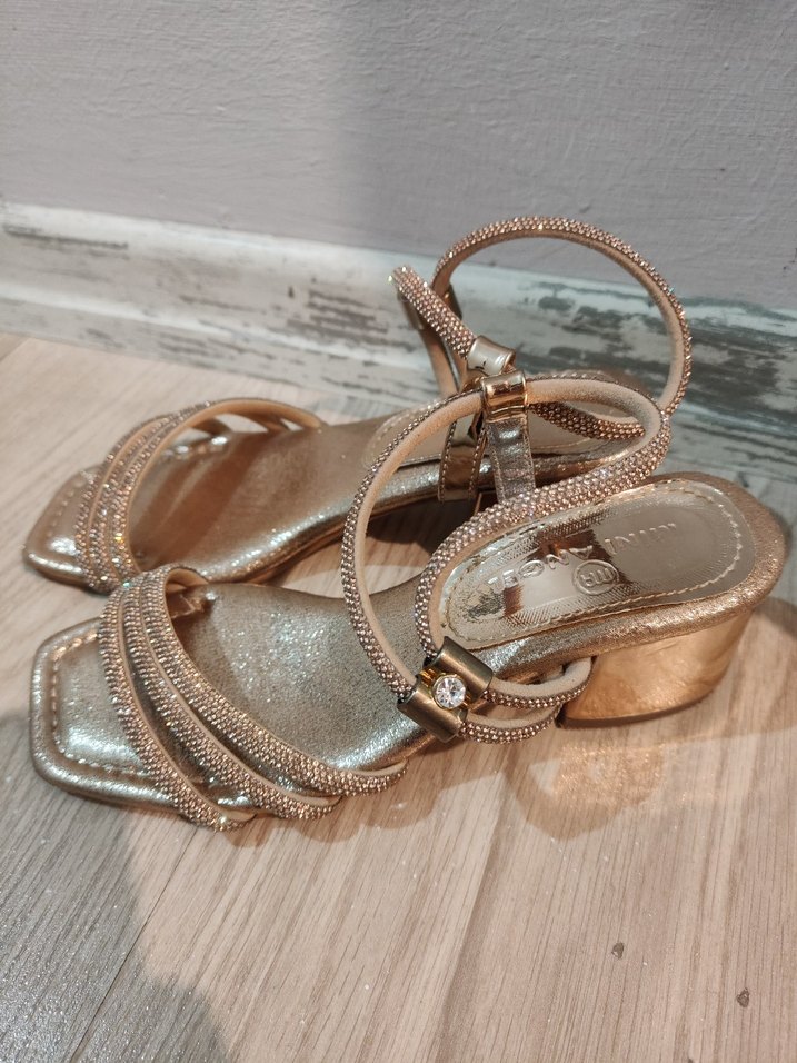 Klasik Şıklıkta Altın Tokalı Topuklu çocuk Ayakkabı - Görsel 2