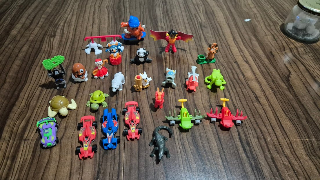 Renkli Mini Oyuncak Figürler ve Araçlar - Görsel 2