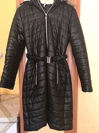 Siyah kışlık diz üstü mont