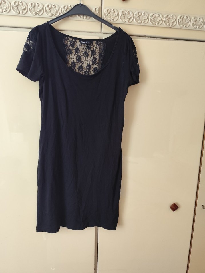 Dantel Detaylı Siyah V Yaka Midi Elbise - Görsel 2