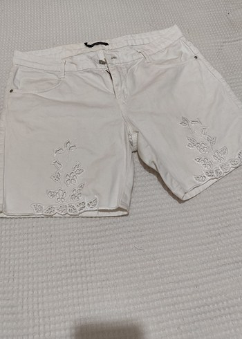 Gevşek Kesim Beyaz Mini Nakışlı Şort - Görsel 6
