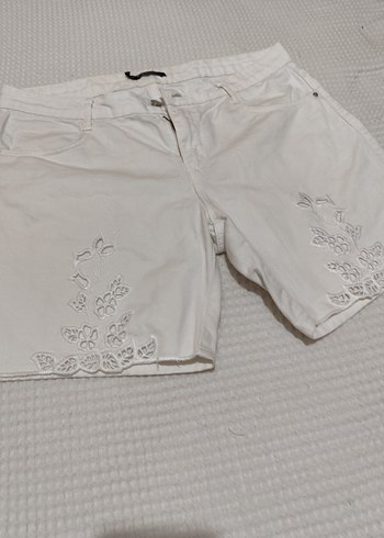 Gevşek Kesim Beyaz Mini Nakışlı Şort - Görsel 5