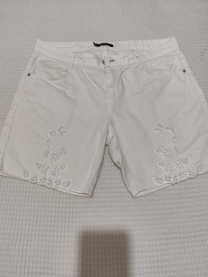 Gevşek Kesim Beyaz Mini Nakışlı Şort - Görsel 2