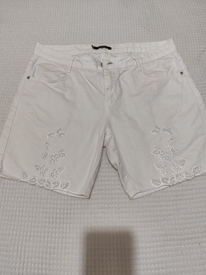 Gevşek Kesim Beyaz Mini Nakışlı Şort - Görsel 3