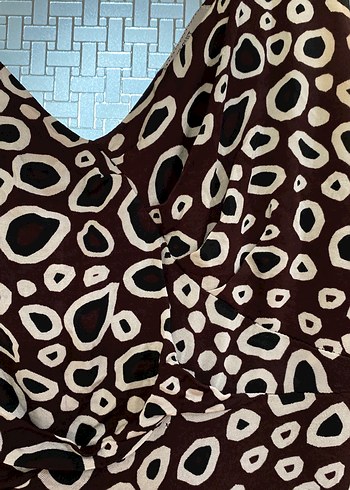 Drapeli V Yaka Desenli Kahverengi Uzun Elbise - Görsel 3