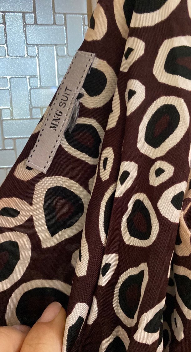 Drapeli V Yaka Desenli Kahverengi Uzun Elbise - Görsel 4