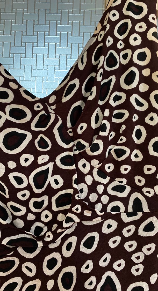 Drapeli V Yaka Desenli Kahverengi Uzun Elbise - Görsel 3