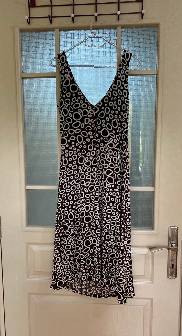 Drapeli V Yaka Desenli Kahverengi Uzun Elbise - Görsel 5