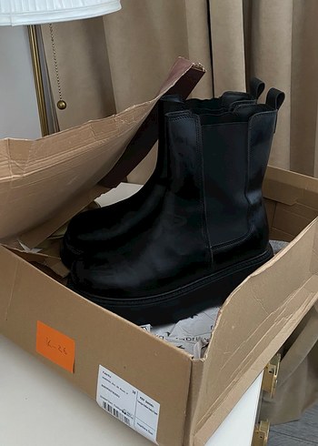 Siyah Deri Fabrika Bot - Görsel 6