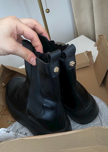 Siyah Deri Fabrika Bot - Görsel 4