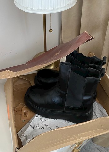 Siyah Deri Fabrika Bot - Görsel 3