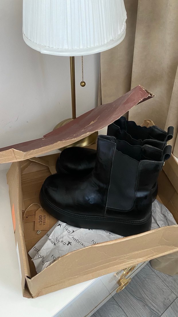 Siyah Deri Fabrika Bot - Görsel 3