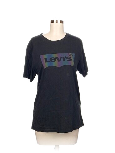 Levis T-shirt %70 İndirimli.