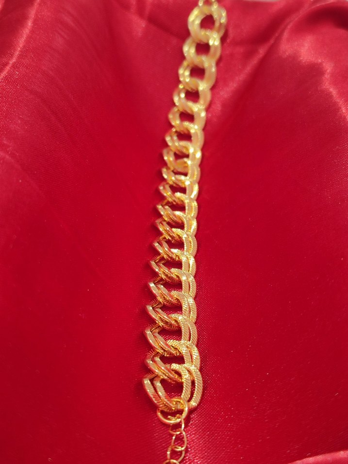 Zincir Detaylı Altın Renkli Yılan Desenli Bileklik - Görsel 2