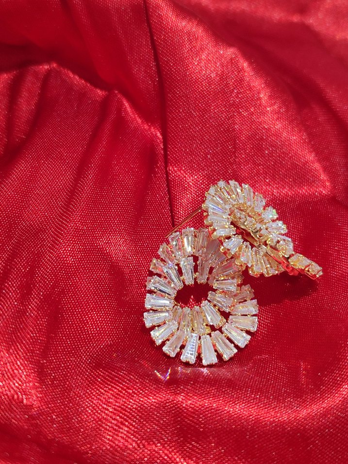 Kırmızı İşlemeli Payetli Mini Küpeler - Görsel 2