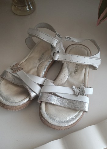 Kelebek Detaylı Beyaz Kız Çocuk Sandalet