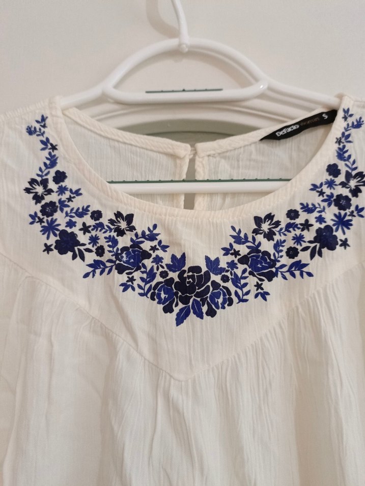 Nakışlı Beyaz Kolsuz Bohem Keten Bluz - Görsel 4