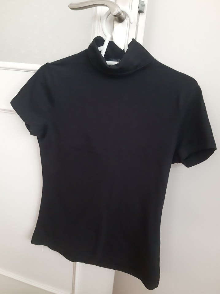 Siyah Kısa Kollu Boğazlı Kadın Tişört - Görsel 3