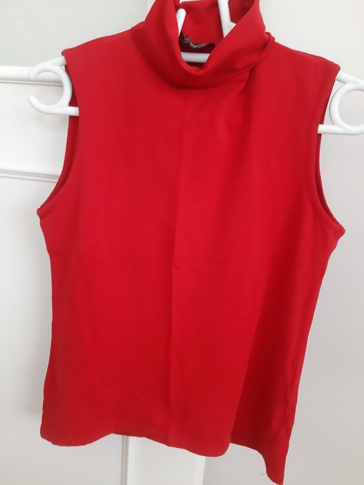 Kırmızı Yüksek Yakalı Kolsuz Kadın tişört - Görsel 2