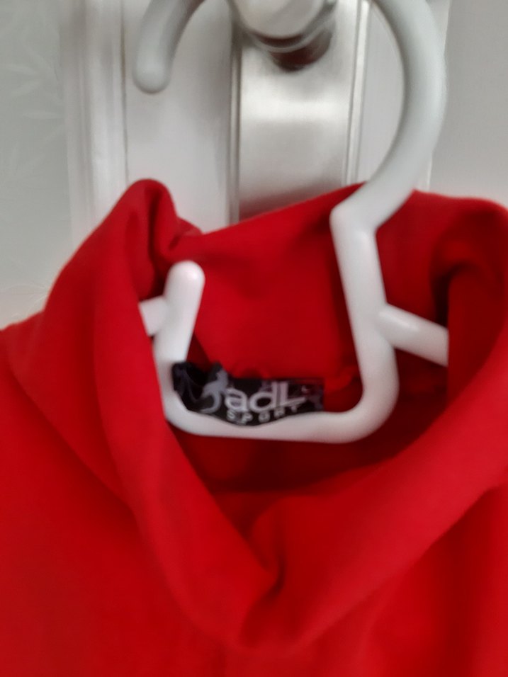 Kırmızı Yüksek Yakalı Kolsuz Kadın tişört - Görsel 3