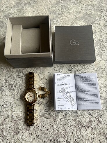 Guess Guess Collection saat