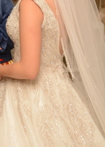 Kırık Beyaz Parlak Taşlı Uzun Prenses Model Gelinlik - Görsel 4