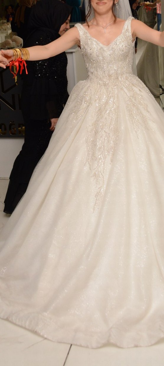 Kırık Beyaz Parlak Taşlı Uzun Prenses Model Gelinlik - Görsel 2