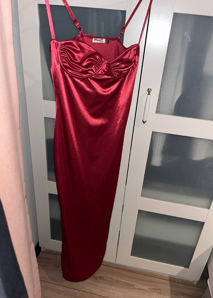 Saten yırtmaçlı kırmızı elbise - Görsel 3