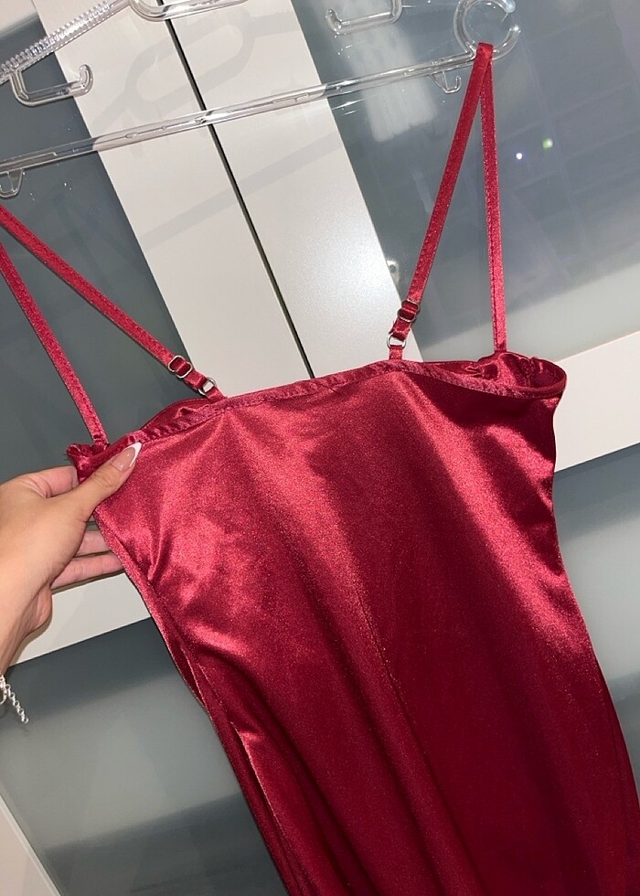 Saten yırtmaçlı kırmızı elbise - Görsel 2