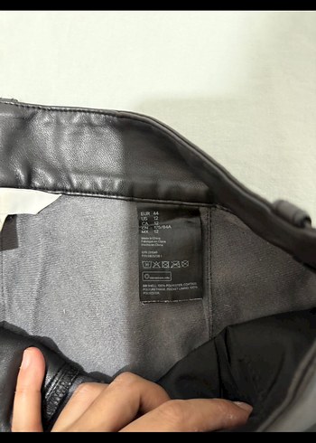 H&M Fermuarlı Siyah Deri Kadın Şort - Görsel 5