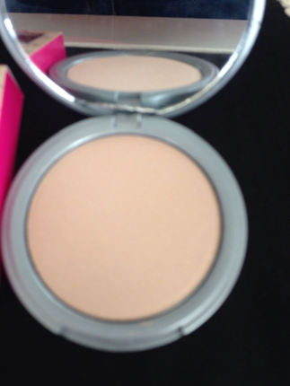 universal Beden The balm highlighter