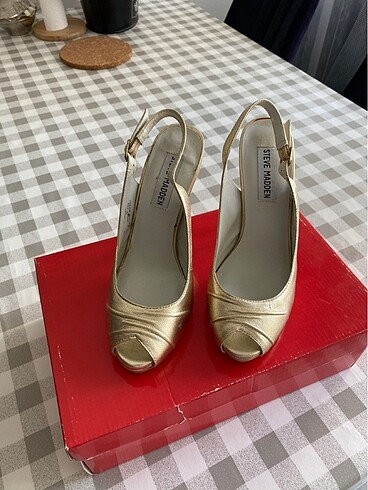 Altın rengi topuklu ayakkabı