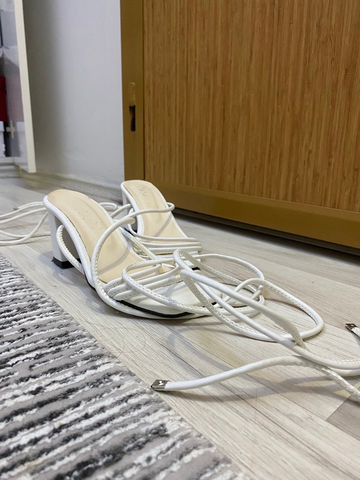 Beyaz Bağcıklı Stiletto Topuklu Kadın Sandalet - Görsel 5