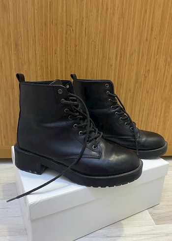 Siyah Deri Kadın Goth Bot - Görsel 2