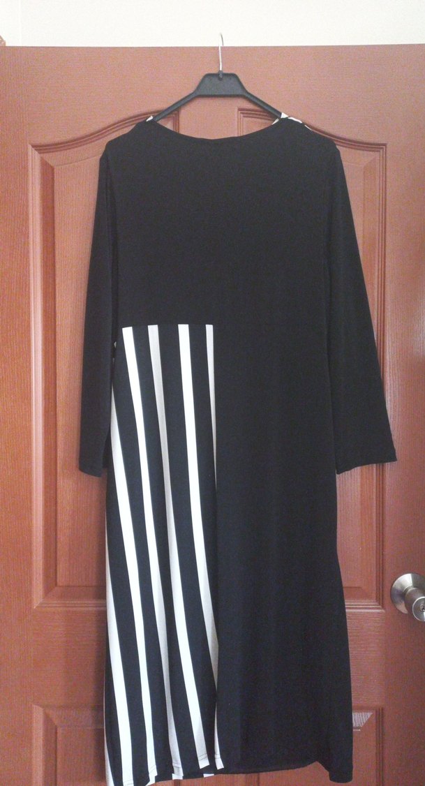 Siyah Beyaz Çizgili Uzun Kadın Elbise - Görsel 4