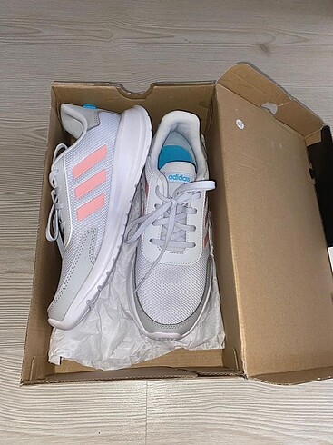 Adidas spor ayakkabısı