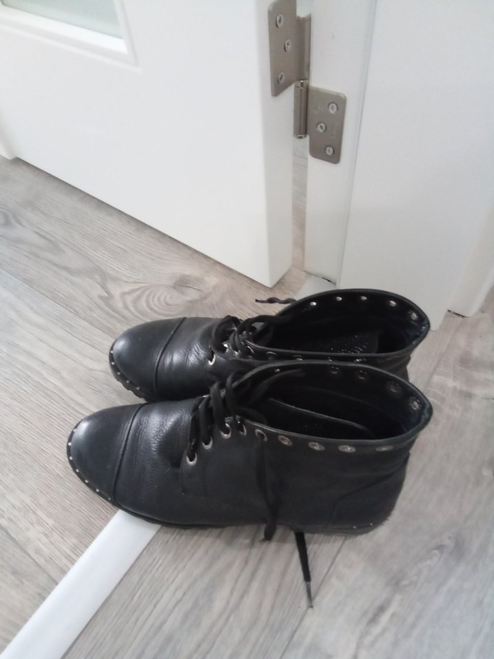 Siyah Deri Kadın Bot - Görsel 2