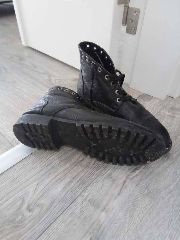 Siyah Deri Kadın Bot - Görsel 3