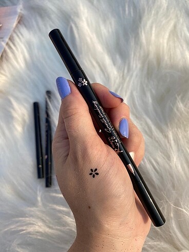 Çiçek baskılı eyeliner