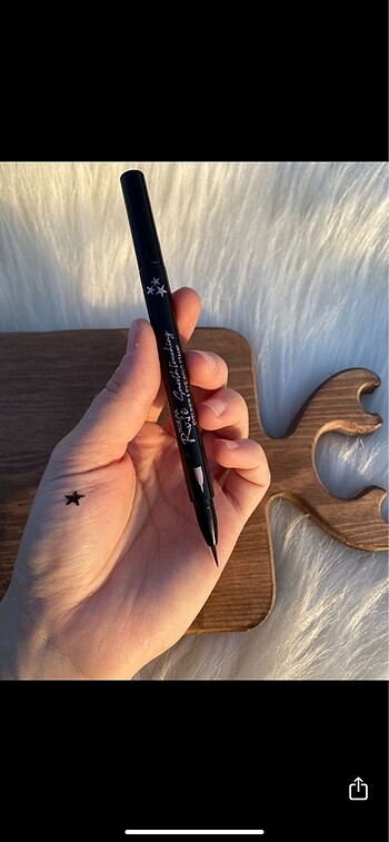 Yıldız baskılı eyeliner