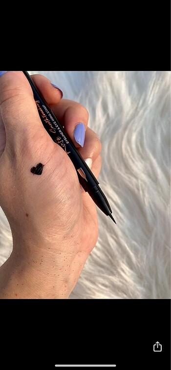 Kalp baskılı eyeliner