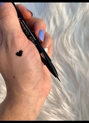Kalp baskılı eyeliner 