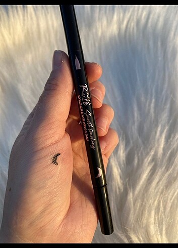  Beden Hilal baskılı eyeliner