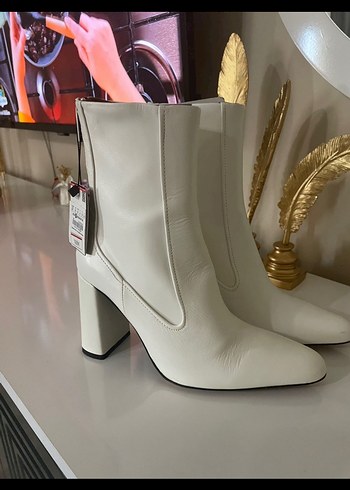 37 Beden Zara Düz Beyaz Deri Fermuarlı Kadın Bot