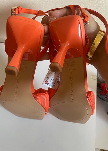 37 Beden kırmızı Renk Stradivarius turuncuTokalı Blok Topuklu Kadın Sandalet