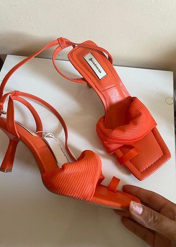 37 Beden Stradivarius turuncuTokalı Blok Topuklu Kadın Sandalet