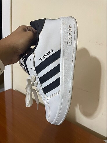 37 Beden beyaz Renk Adidas spor ayakkabı