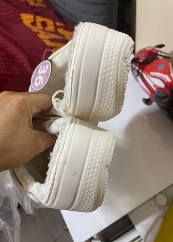 36 Beden beyaz Renk Kadın peluş LCW terlik