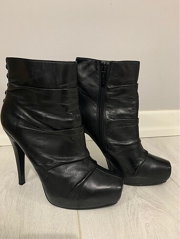 Ninewest siyah bot